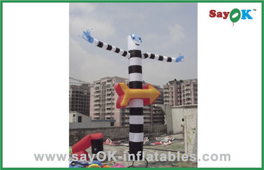 Человек руки танцоров воздуха крупного плана выдвиженческий дурацкий развевая раздувной, реклама человека воздушного шара