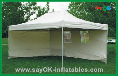 Белизна шатра перемещения подгоняла на открытом воздухе складывая шатер с тканью Оксфорда для партии