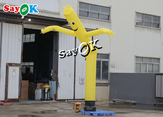 Танцоры воздуха крупного плана подгоняли человека трубки 5m желтого раздувного для дела рекламы