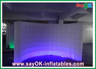 Стена ткани Оксфорда крупного плана шатра воздуха SAYOK Outwell раздувная с освещением приведенным для выставки/события