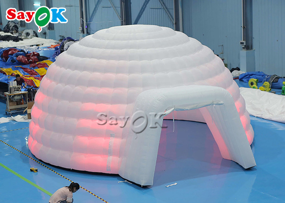 Белый раздувной шатер купола иглу со светами приведенными для событий свадьбы