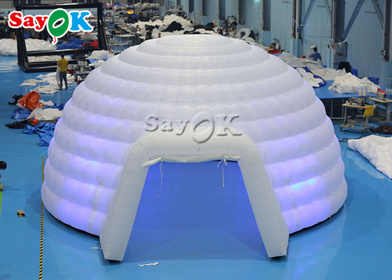 Белый раздувной шатер купола иглу со светами приведенными для событий свадьбы