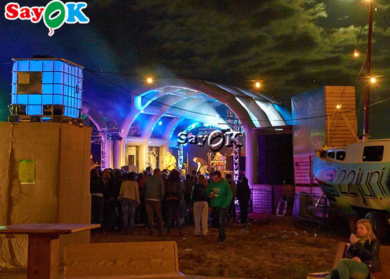 Надувная палатка на открытом воздухе